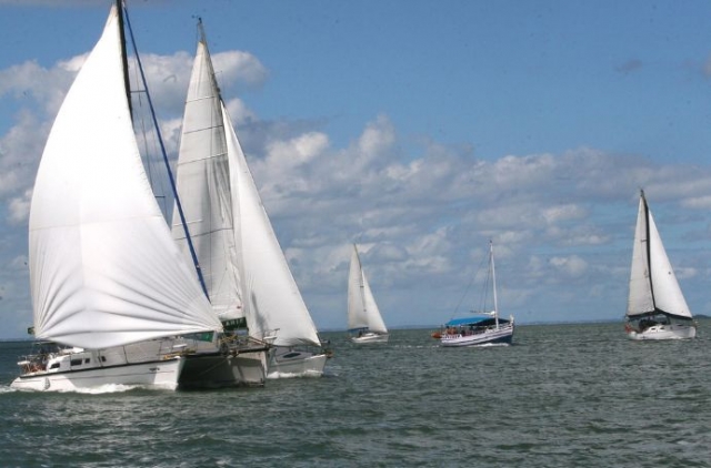 disfrutando de una regata en el mar